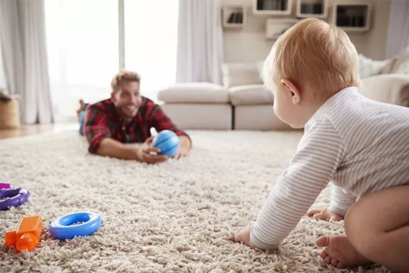 How to help baby crawl？