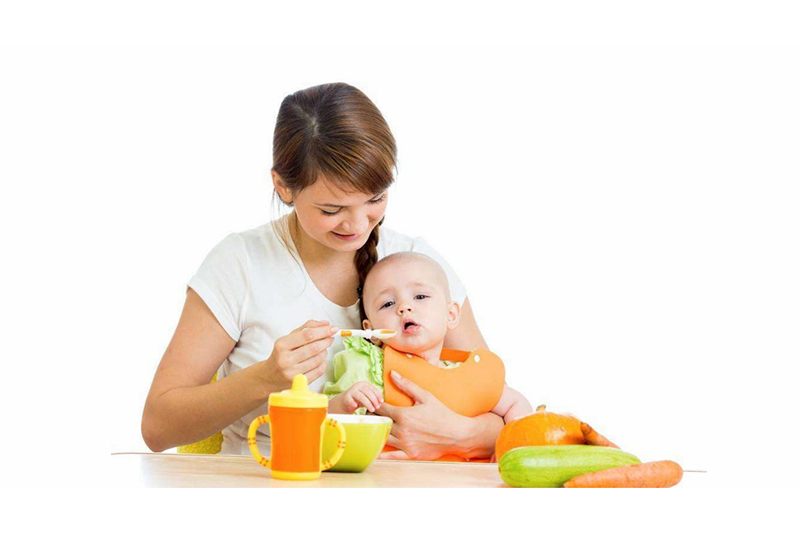 Children always like to play with food at the table, what should parents do?